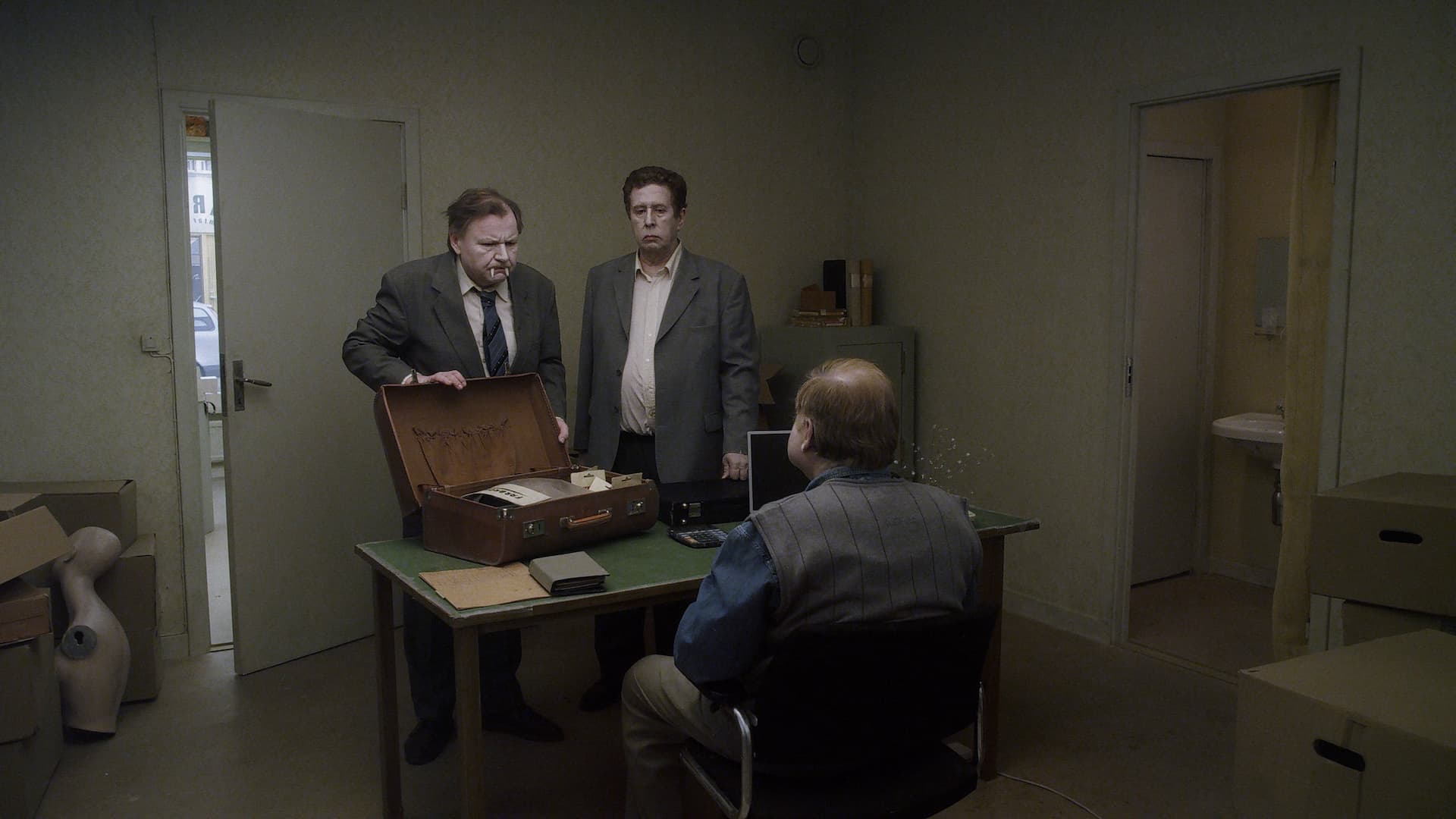 İnsanları Seyreden Güvercin